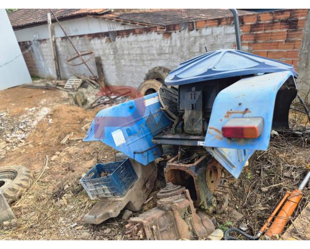 Foto de LOTE CONTENDO  TRATOR NEW HOLLAND DESMONTADO, NO ESTADO EM QUE SE ENCONTRA.