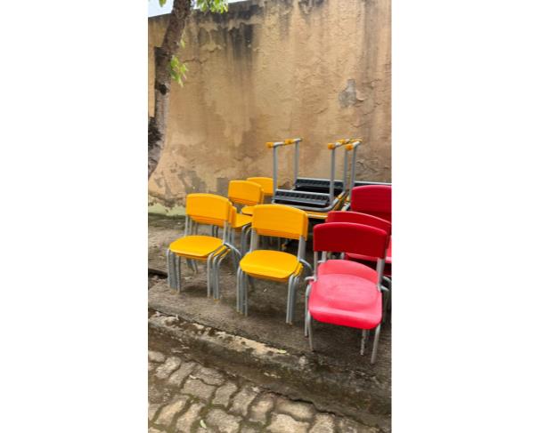 Foto de LOTE CONTENDO MESAS E CADEIRAS ESCOLARES, NO ESTADO EM QUE SE ENCONTRAM.