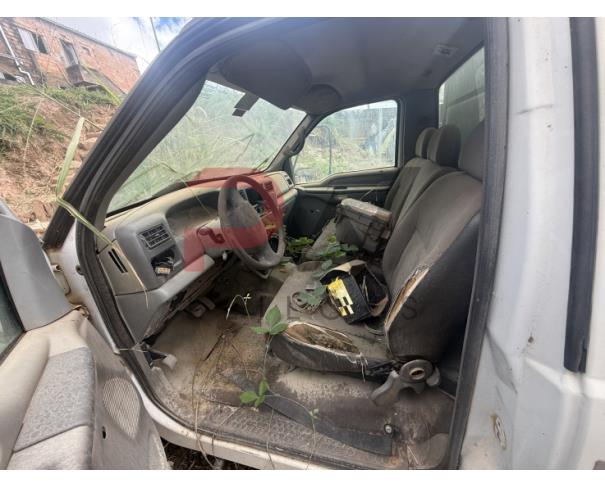 Foto de CARGA / CAMINHAO FORD/F 4000 4X4 P, 2014/2015, DIESEL, BRANCA, CHASSI: 9BFLF49P3FB003366, RENAVAM: 01045013029, NO ESTADO EM QUE SE ENCONTRA. VEÍCULO ESTÁ SEM MOTOR.O MOTOR ESTÁ DESMONTADO E FORA DO VEÍCULO.