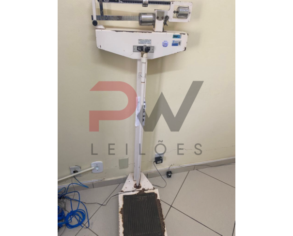 Foto de LOTE CONTENDO MESA, CADEIRA, BALANÇA E VISOR DE RAIO-X HOSPITALAR, NO ESTADO EM QUE SE ENCONTRA.