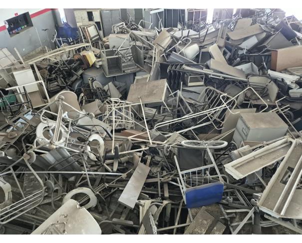 Foto de LOTE COMPOSTO POR SUCATA DE: ARMÁRIOS DE AÇO, MOBILIÁRIOS, DIVERSAS, NO ESTADO EM QUE SE ENCONTRAM.