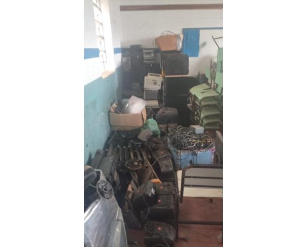 Foto de LOTE CONTENDO SUCATA DE ITENS DIVERSOS, TAIS COMO MATERIAIS DE INFORMÁTICA, CARTEIRAS ESCOLARES, ELETRODOMÉSTICOS, ENTRE OUTROS, NO ESTADO EM QUE SE ENCONTRA.