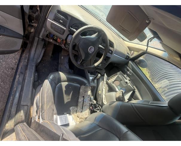 Foto de AUTOMOVEL, FIAT/LINEA ABSOLUTE DUAL, PRETA, 2009/2010, ALCOOL/GASOLINA, CHASSI: 9BD110565A1508564, RENAVAM: 00158254708, NO ESTADO EM QUE SE ENCONTRA.