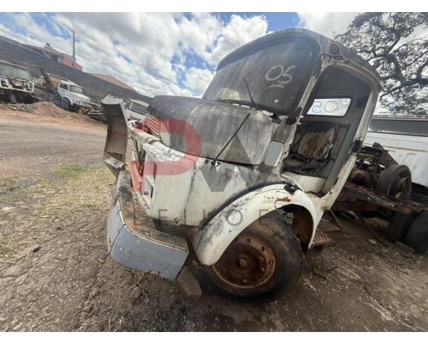 Foto de CARGA / CAMINHAO M.B./M.BENZ L 1113, 1985/1985, DIESEL, BRANCA, CHASSI: 34404312665926, RENAVAM: 00260599883, NO ESTADO EM QUE SE ENCONTRA. MOTOR AVARIADO. CHASSI SEM IMPLEMENTO.