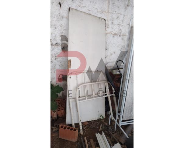 Foto de LOTE DE SUCATAS DIVERSAS ( PNEUS, MATERIAL DE INFORMATICA, MATERIAL HOSPITALAR, CADEIRAS, ETC), NO ESTADO EM QUE SE ENCONTRA.