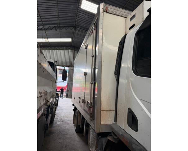 Foto de BAÚ REFRIGERADO FRIGOKING, COM 4,5 METROS, EQUIPADO COM COMPRESSOR, COR BRANCA, NO ESTADO EM QUE SE ENCONTRA.