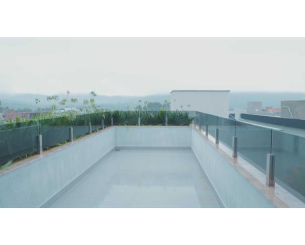 Foto de Residência de alto luxo no Condomínio Costa Laguna, em Nova Lima/MG, com 483 m², 4 dormitórios (3 suítes), piscina aquecida, espaço gourmet, cinema, automação residencial e 5 vagas cobertas. Condomínio com lazer completo e segurança 24 horas.