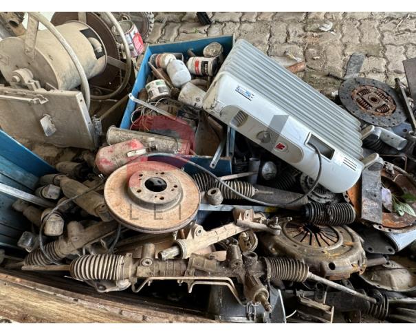 Foto de LOTE CONTENDO SUCATA DE PEÇAS AUTOMOTIVAS, NO ESTADO EM QUE SE ENCONTRA.