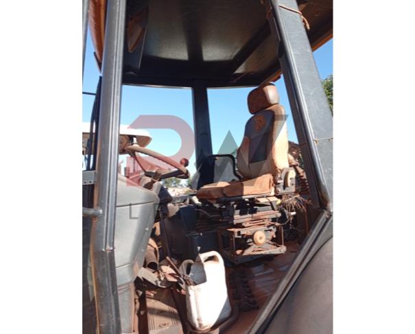 Foto de RETROESCAVADEIRA JCB, 4X4, ANO 2012,NUMEROS DE PLAQUETA 9B9214T74DBDT4524 - *S1N028445* - 441/00760/12/106587 – JCB2132524JCB – 448/57470/12/72425 – 450/44800/07/15113 – 03/2200, NO ESTADO EM QUE SE ENCONTRA. 