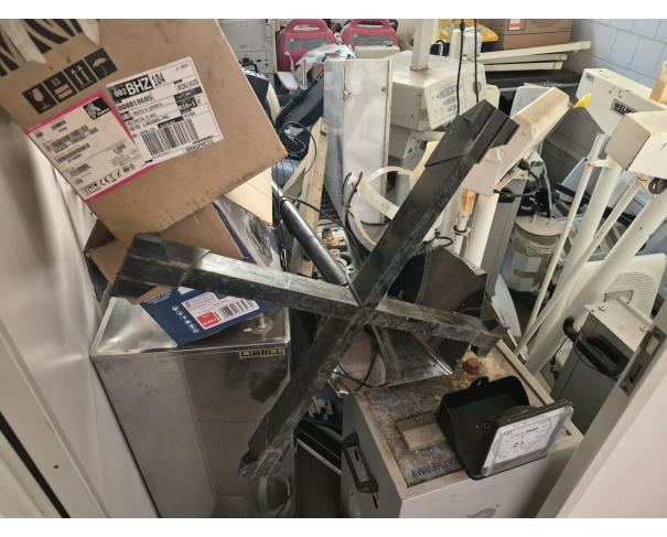 Foto de LOTE COMPOSTO POR SUCATA DE: MATERIAL HOSPITALAR, MOBILIÁRIOS, ELETRODOMÉSTICOS, CÂMARA FRIA, NO ESTADO EM QUE SE ENCONTRAM.