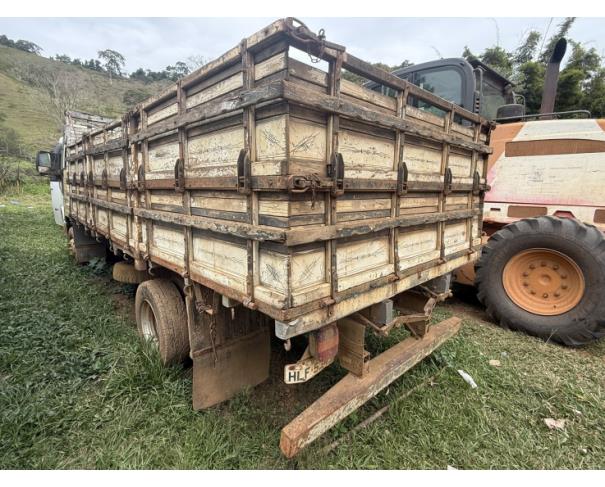Foto de CAMINHAO FORD/CARGO 815 E, DIESEL, BRANCA, 2010/2011, CHASSI: 9BFVCE1N5BBB71525, RENAVAM: 00283865016, NO ESTADO EM QUE SE ENCONTRA.