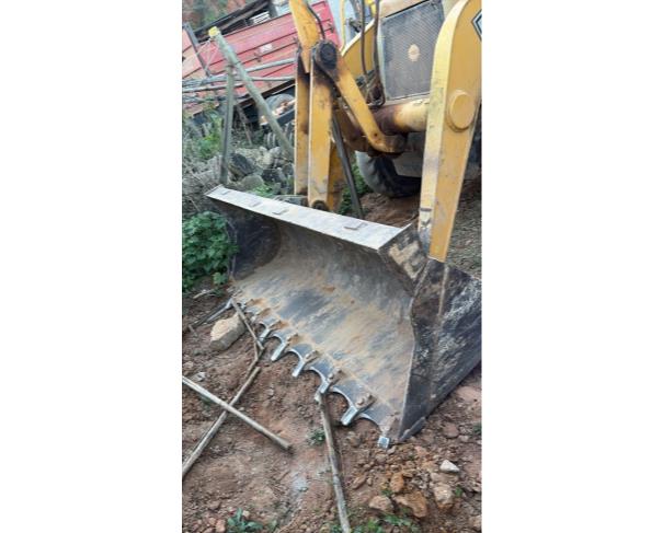 Foto de LOTE CONTENDO 01 RETROESCAVADEIRA RANDON, ANO 2013, NO ESTADO EM QUE SE ENCONTRA.