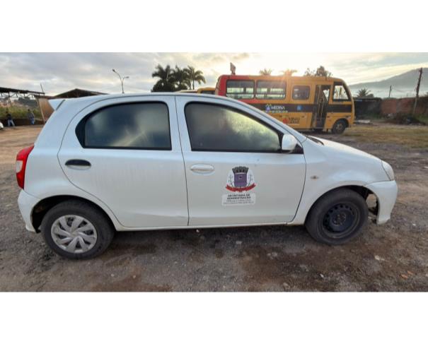 Foto de AUTOMOVEL, TOYOTA/ETIOS HB X 13L MT, BRANCA, 2018/2018, ALCOOL/GASOLINA, CHASSI: 9BRK19BT4J2111277, RENAVAM: 01150518496, NO ESTADO EM QUE SE ENCONTRA.