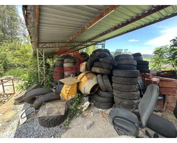 Foto de LOTE CONTENDO SUCATA DE PNEUS DE TAMANHOS DIVERSOS, NO ESTADO EM QUE SE ENCONTRA.