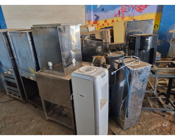 Foto de LOTE CONTENDO SUCATAS DE INFORMÁTICA, ELETRÔNICOS (COMPUTADORES, MONITORES, IMPRESSORAS, ELETRÔNICOS), ELETRODOMESTICOS (GELADEIRA, VENTILADORES, EXAUSTOR, BEBEDOUROS, FOGÕES, TV), DENTRE OUTROS, NO ESTADO EM QUE SE ENCONTRAM. 