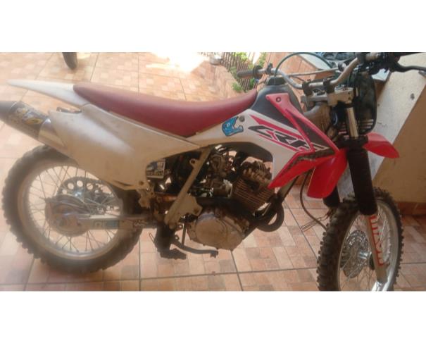 Foto de MOTO DE TRILHA, MOTOR 200 CC, COR BRANCA, ANO: 2005, NO ESTADO EM QUE SE ENCONTRA.