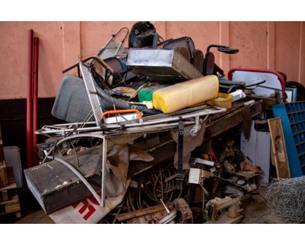 Foto de LOTE DE SUCATAS DIVERSAS, ARMÁRIOS, MATERIAIS INFORMÁTICA, ELETRONICOS, ETC, NO ESTADO EM QUE SE ENCONTRA