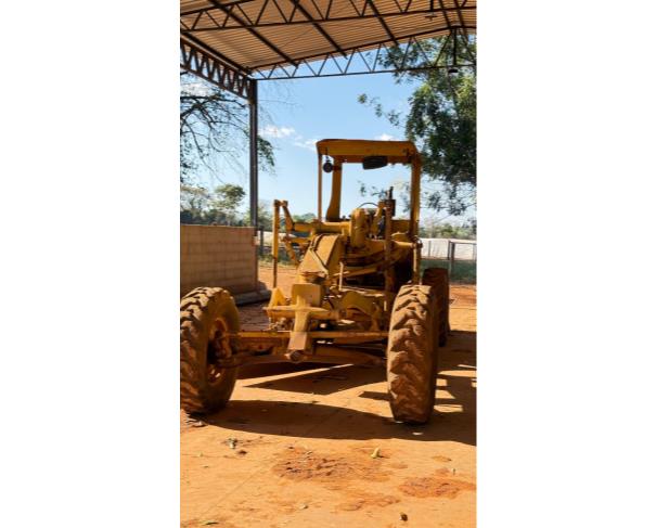 Foto de MOTONIVELADORA CATERPILLAR 120B, COR AMARELA, ANO 1989, NO ESTADO EM QUE SE ENCONTRA.