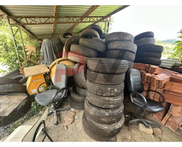 Foto de LOTE CONTENDO SUCATA DE PNEUS DE TAMANHOS DIVERSOS, NO ESTADO EM QUE SE ENCONTRA.