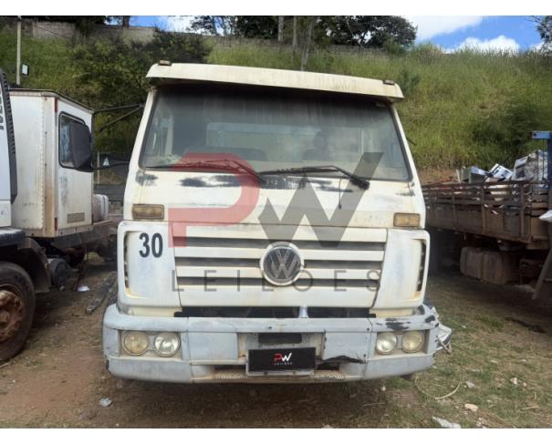 Foto de CARGA / CAMINHAO VW/13.180, 2000/2000, DIESEL, BRANCA, CHASSI: 9BWX2VHP5YRY05190, RENAVAM: 00736859888, NO ESTADO EM QUE SE ENCONTRA. MOTOR AVARIADO.
