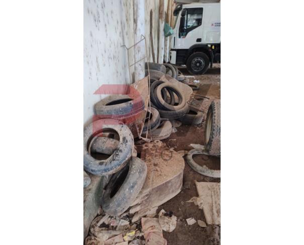 Foto de LOTE DE SUCATAS DIVERSAS ( PNEUS, MATERIAL DE INFORMATICA, MATERIAL HOSPITALAR, CADEIRAS, ETC), NO ESTADO EM QUE SE ENCONTRA.
