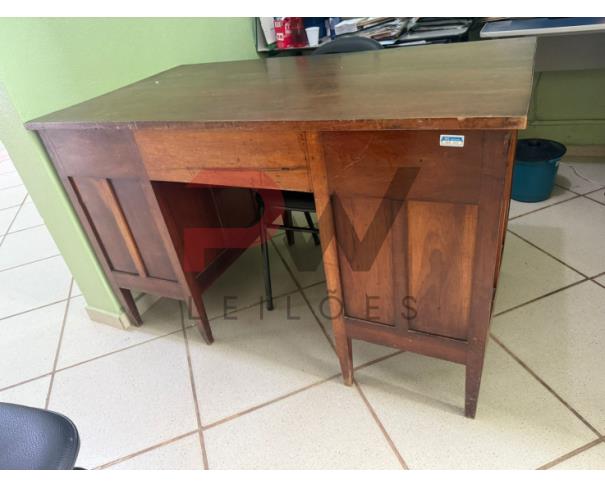Foto de LOTE CONTENDO MÓVEIS DE ESCRITÓRIO, TAIS COMO: MESAS, ARMÁRIOS E CADEIRAS, NO ESTADO EM QUE SE ENCONTRAM. 