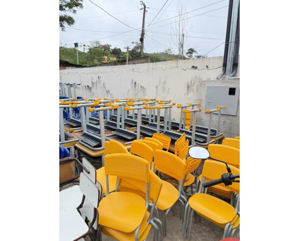 Foto de LOTE CONTENDO MESAS E CADEIRAS ESCOLARES, NO ESTADO EM QUE SE ENCONTRAM.