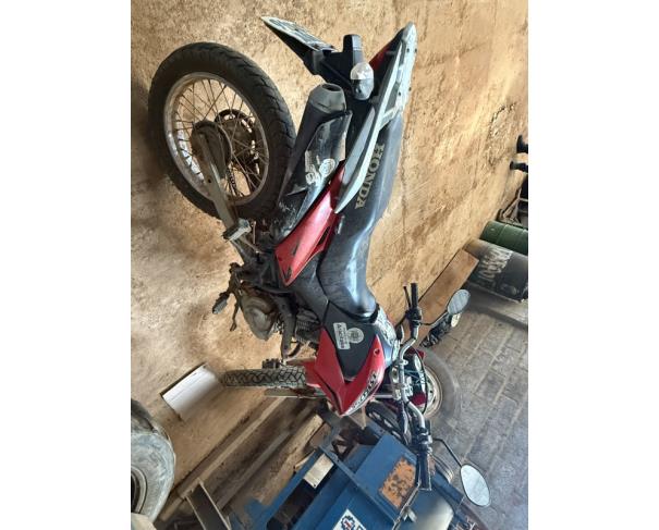 Foto de MOTOCICLETA HONDA/NXR150 BROS ESD, ALCOOL/GASOLINA, VERMELHA, 2013/2013, CHASSI: 9C2KD0540DR142840, RENAVAM: 00549613935, NO ESTADO EM QUE SE ENCONTRA.