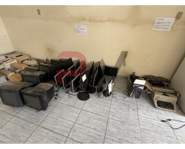 Foto de LOTE CONTENDO SUCATA DE DIVERSOS BENS, TAIS COMO: INFORMÁTICA, FREEZER VERTICAL, BEBEDOURO, AR-CONDICIONADO, ENTRE OUTROS, NO ESTADO EM QUE SE ENCONTRAM.