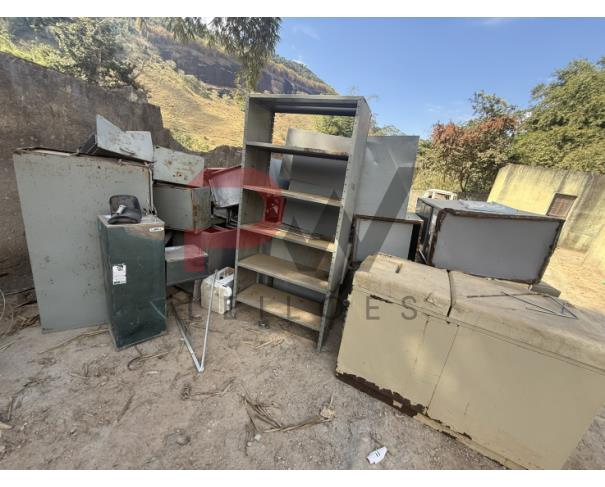 Foto de LOTE CONTENDO SUCATA DE  DIVERSOS BENS, TAIS COMO: MADEIRAS, ARMÁRIOS, COLCHONETES, CADEIRAS, MESAS ESCOLARES, EXTINTORES, VENTILADORES, CADEIRAS DE RODAS, MACAS, BALANÇAS, ENTRE OUTROS, NO ESTADO EM QUE SE ENCONTRAM.