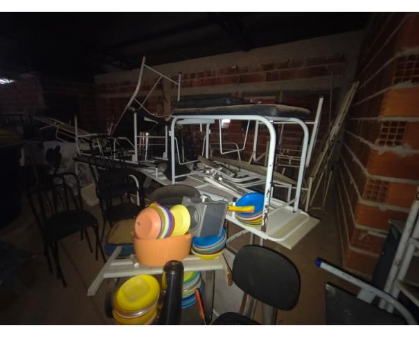 Foto de LOTE CONTENDO SUCATA DE DIVERSOS MATERIAIS TAIS COMO: MESAS, CADEIRAS ESCOLARES, CADEIRAS DE PLÁSTICO, CADEIRAS DE ESCRITÓRIO, ANTENA, MACAS, DIVISÓRIAS DE MADEIRA, PORTAS, ARMÁRIOS DE AÇO, LUMINÁRIAS, FOGÃO INDUSTRIAL, FREEZER VERTICAL, FREEZER HORIZONT