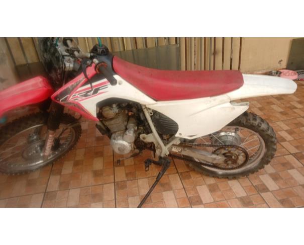 Foto de MOTO DE TRILHA, MOTOR 200 CC, COR BRANCA, ANO: 2005, NO ESTADO EM QUE SE ENCONTRA.