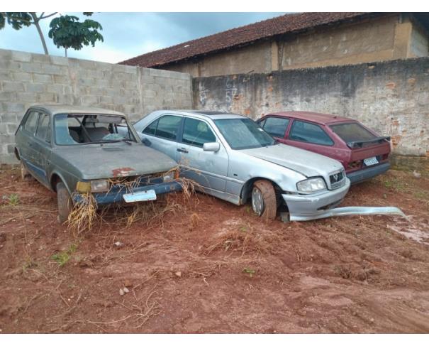 Foto de LOTE CONTENDO SUCATA DE VEÍCULOS, NO ESTADO EM QUE SE ENCONTRA.