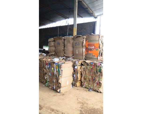 Foto de LOTE CONTENDO APROXIMADAMENTE 4.380 KG DE PAPELÃO, 219 KG DE PLÁSTICO DURO PRETO, 1.300 KG DE PLÁSTICO FILME, 156 KG DE PET ÁGUA, 90 KG DE PET VERDE, 428 KG DE PET BRANCO, 53 KG DE ALUMÍNIO (LATINHAS), 330 KG DE PAPEL MISTO, 45 KG DE PET ÓLEO, 15 KG DE A
