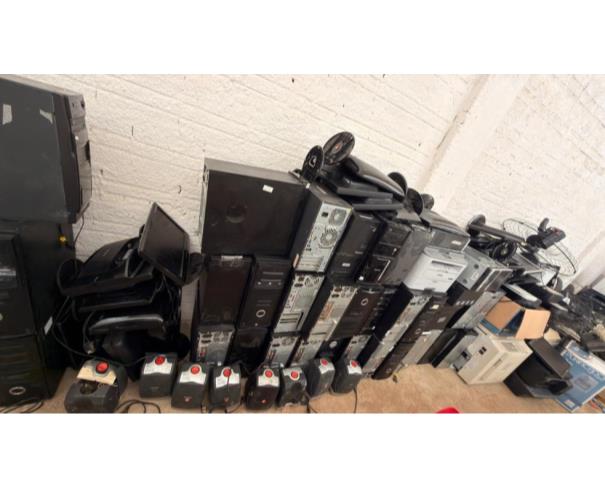 Foto de LOTE CONTENDO MATERIAIS DE INFORMÁTICA, SENDO APROX. 35 CPUS, 35 MONITORES E 15 IMPRESSORAS, NO ESTADO EM QUE SE ENCONTRA.