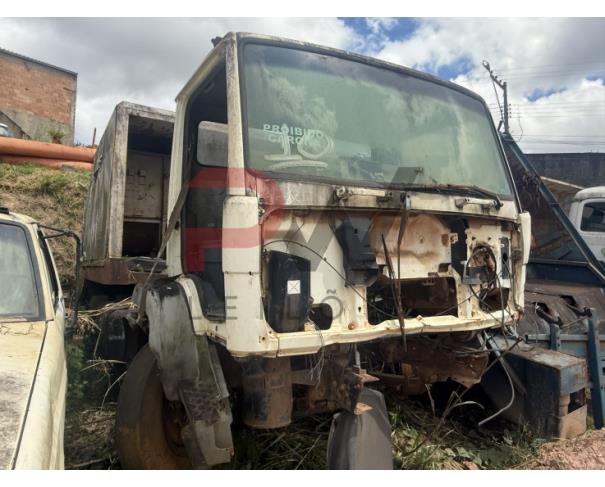 Foto de CAMINHAO M.BENZ/1714, 1994/1994, DIESEL, BRANCA, PLACA GLL - 4926, CHASSI: 9BM682123RB018831, RENAVAM: 00623933543, NO ESTADO EM QUE SE ENCONTRA. ESTÁ SEM MOTOR E SEM CAIXA DE MARCHAS.MOTOR ESTA FORA DO CAMINHAO E FALTA 01 RODA DIANTEIRA.