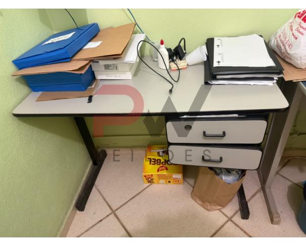 Foto de LOTE CONTENDO MÓVEIS DE ESCRITÓRIO, TAIS COMO: MESAS, ARMÁRIOS E CADEIRAS, NO ESTADO EM QUE SE ENCONTRAM. 