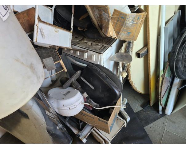 Foto de LOTE COMPOSTO POR SUCATA DE: MATERIAL HOSPITALAR, MOBILIÁRIOS, ELETRODOMÉSTICOS, CÂMARA FRIA, NO ESTADO EM QUE SE ENCONTRAM.