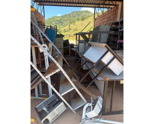 Foto de LOTE CONTENDO ITENS DIVERSOS, TAIS COMO: MESAS, PATRELEIRAS, CADEIRAS, MACAS, ENTRE OUTROS.