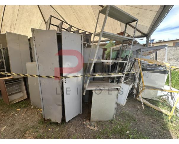 Foto de LOTE CONTENDO SUCATA DE ARMÁRIOS DE AÇO, FOGÃO, FOGÃO INDUSTRIAL E GELADEIRAS, NO ESTADO EM QUE SE ENCONTRA.