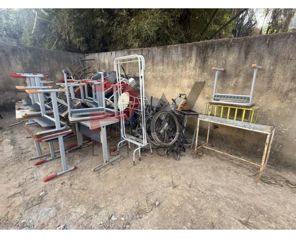 Foto de LOTE CONTENDO SUCATA DE  DIVERSOS BENS, TAIS COMO: MADEIRAS, ARMÁRIOS, COLCHONETES, CADEIRAS, MESAS ESCOLARES, EXTINTORES, VENTILADORES, CADEIRAS DE RODAS, MACAS, BALANÇAS, ENTRE OUTROS, NO ESTADO EM QUE SE ENCONTRAM.