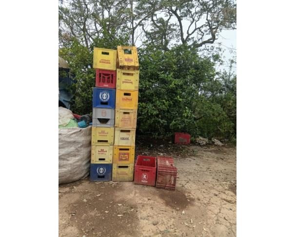 Foto de LOTE DE SUCATA DE PLÁSTICO DURO MISTO, APROX. 2.700 KG, 16 UNID. DE CAIXAS DE ENGRADADOS VAZIAS, NO ESTADO EM QUE SE ENCONTRAM. 