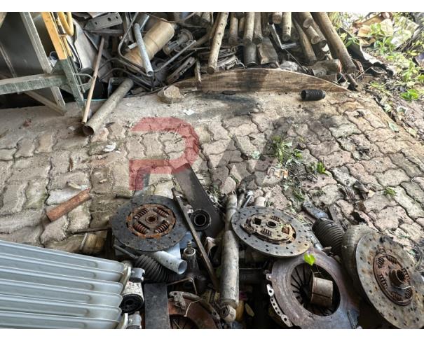 Foto de LOTE CONTENDO SUCATA DE PEÇAS AUTOMOTIVAS, NO ESTADO EM QUE SE ENCONTRA.