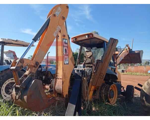 Foto de RETROESCAVADEIRA JCB, 4X4, ANO 2012,NUMEROS DE PLAQUETA 9B9214T74DBDT4524 - *S1N028445* - 441/00760/12/106587 – JCB2132524JCB – 448/57470/12/72425 – 450/44800/07/15113 – 03/2200, NO ESTADO EM QUE SE ENCONTRA. 
