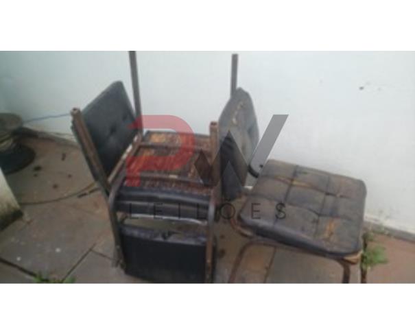 Foto de LOTE CONTENDO MÓVEIS DE ESCRITÓRIO, TAIS COMO: MESAS, ARMÁRIOS E CADEIRAS, NO ESTADO EM QUE SE ENCONTRAM. 