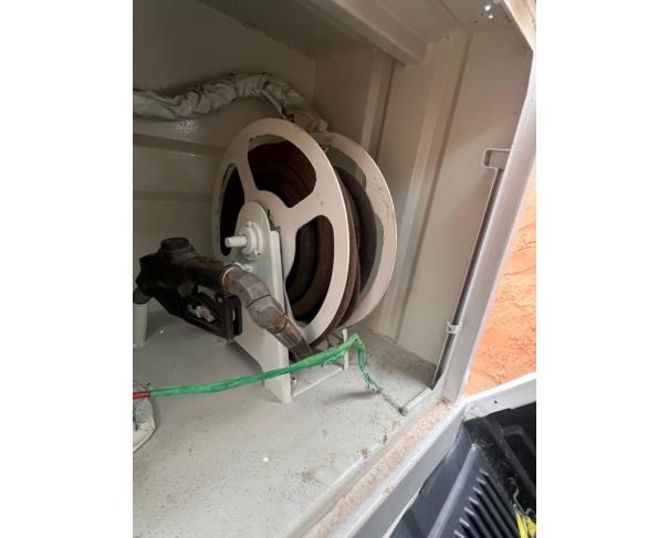 Foto de COMBOIO DE LUBRIFICANTES, CAPACIDADE DE 1.500 LITROS, PARA F-4000, COR BRANCA, NO ESTADO EM QUE SE ENCONTRA.