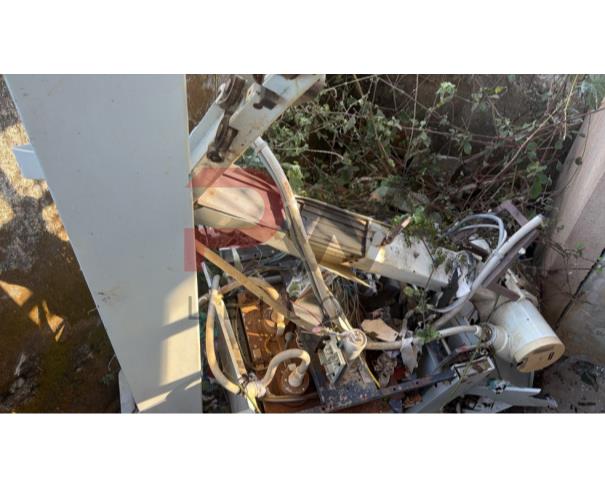 Foto de LOTE CONTENDO SUCATA DE  DIVERSOS BENS, TAIS COMO: MADEIRAS, ARMÁRIOS, COLCHONETES, CADEIRAS, MESAS ESCOLARES, EXTINTORES, VENTILADORES, CADEIRAS DE RODAS, MACAS, BALANÇAS, ENTRE OUTROS, NO ESTADO EM QUE SE ENCONTRAM.