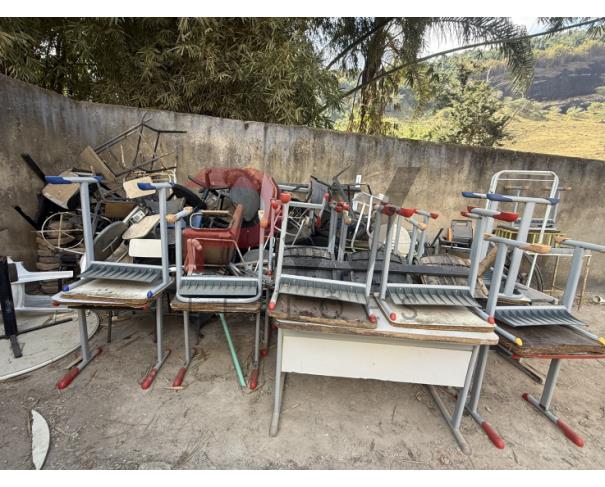 Foto de LOTE CONTENDO SUCATA DE  DIVERSOS BENS, TAIS COMO: MADEIRAS, ARMÁRIOS, COLCHONETES, CADEIRAS, MESAS ESCOLARES, EXTINTORES, VENTILADORES, CADEIRAS DE RODAS, MACAS, BALANÇAS, ENTRE OUTROS, NO ESTADO EM QUE SE ENCONTRAM.