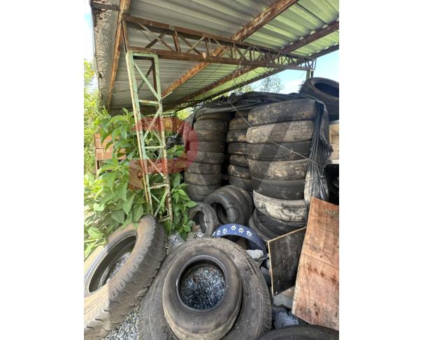 Foto de LOTE CONTENDO SUCATA DE PNEUS DE TAMANHOS DIVERSOS, NO ESTADO EM QUE SE ENCONTRA.