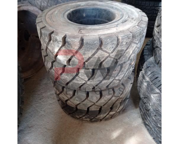 Foto de LOTE CONTENDO APROX. 08 PNEUS NOVOS SENDO: 04 PNEUS MACIÇOS 28X9-15 STANDARD PARA EMPILHADEIRA; 04 PNEUS MACIÇOS 6.50 - 10 ROADGUIDER; TODOS NO ESTADO EM QUE SE ENCONTRAM.